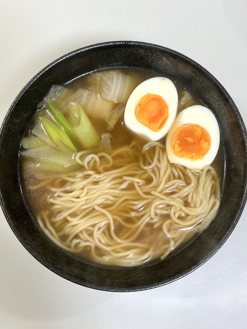 551蓬莱の冬季限定煮込み麺を5分煮込んでゆで卵をトッピングした写真