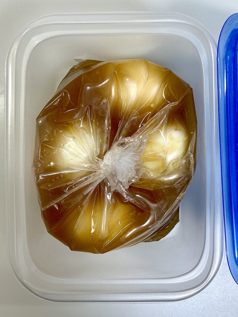 余ったスープにゆで卵を漬けて煮卵を作っているところ