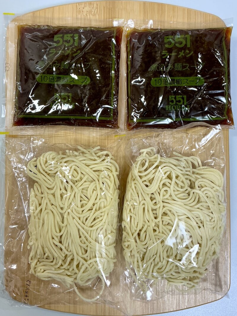 551蓬莱の冬季限定煮込み麺の中身を出して並べた写真