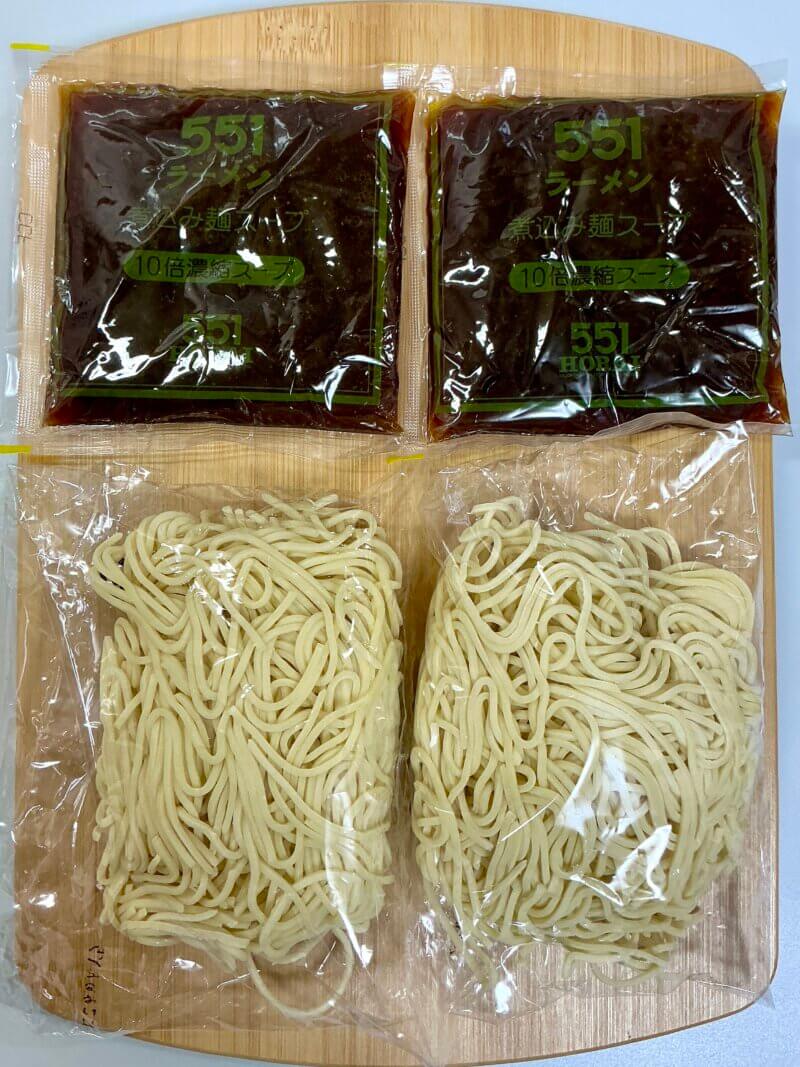 551蓬莱の冬季限定煮込み麺の中身を出して並べた写真