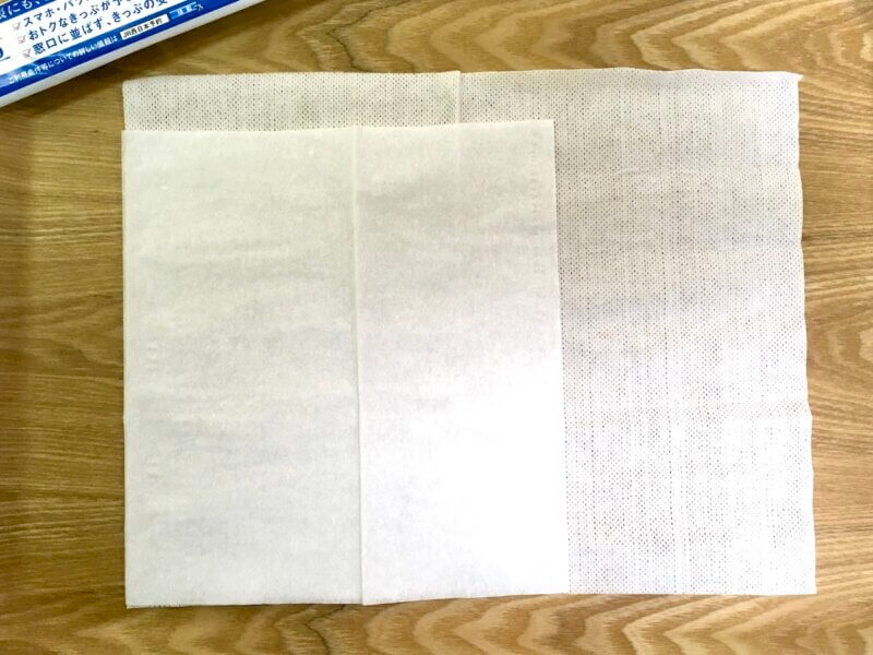 「めんです」おしぼりの上にティッシュを置いてサイズを比較している様子