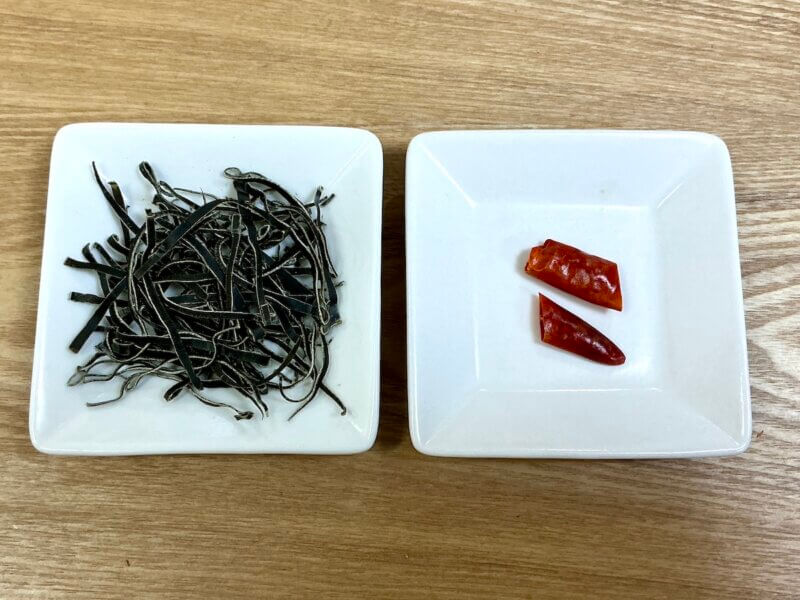 だし昆布と鷹の爪をカット