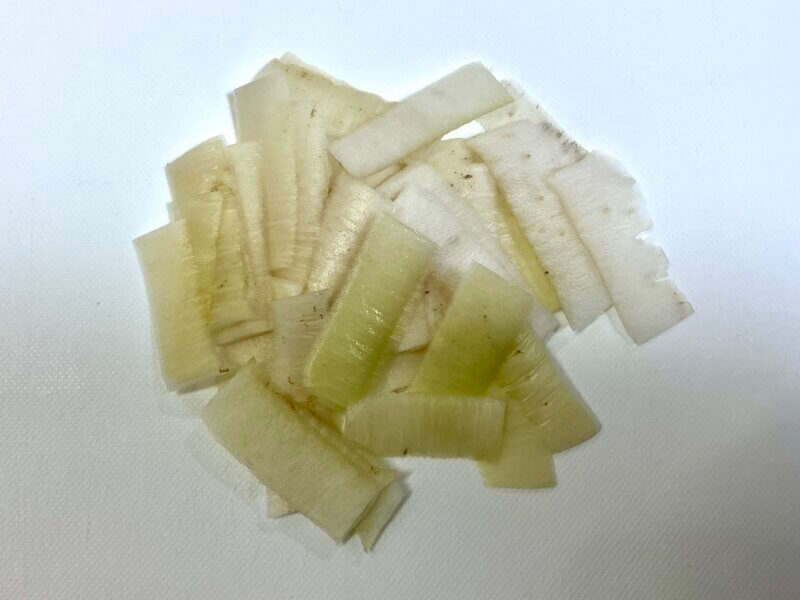 大根の皮を食べやすい大きさにカットしているところ