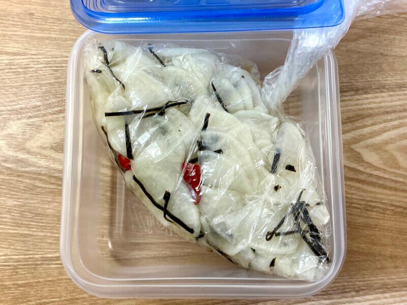 出来た千枚漬けを保存容器に入れたところ