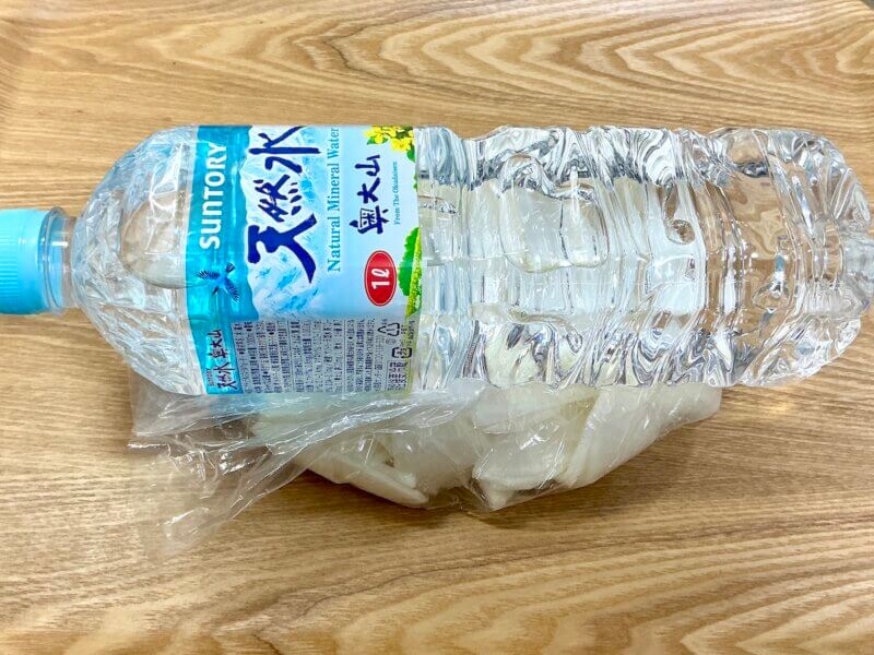 大根の上に1Lのペットボトルを乗せている様子