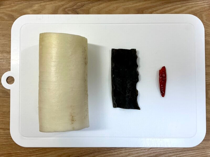 大根で作る千枚漬けの材料3つを並べた写真