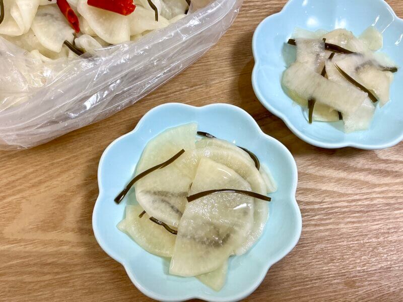 漬けた翌日の千枚漬けをお皿に盛り付けた様子