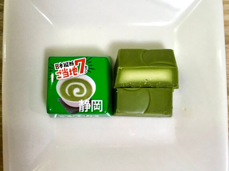 期間限定チロルチョコの静岡県「抹茶ラテ味」の中身