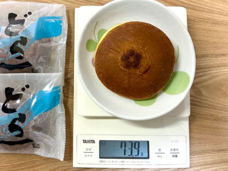 愛媛土産「どら一」の重さを測っている写真