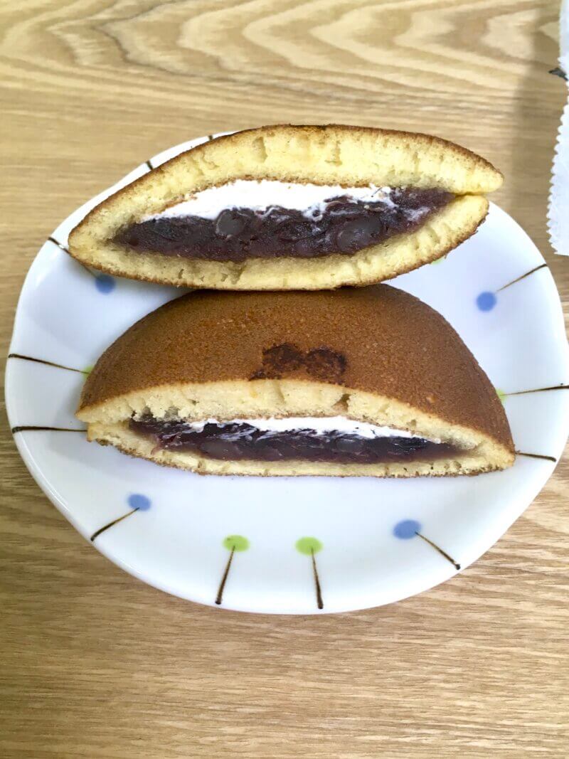 愛媛土産「どら一」をカットして中身を見えるようにしている様子