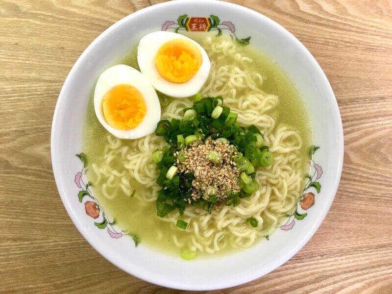 冬限定・サッポロ一番塩ラーメンの利尻昆布だし味にネギとゆで卵をトッピングした様子