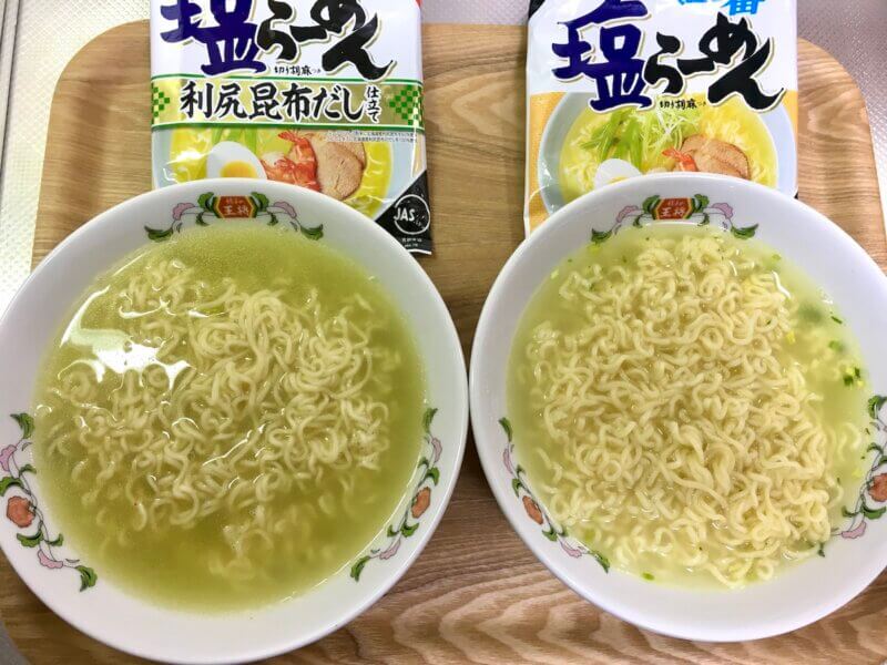 左に冬限定・利尻昆布だし味のサッポロ一番塩ラーメン、右に定番のサッポロ一番塩ラーメンを作った器を並べている様子