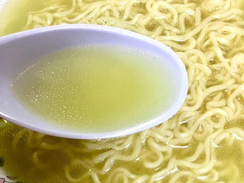 冬限定・サッポロ一番塩ラーメンの利尻昆布だし味のスープをレンゲで掬っている様子