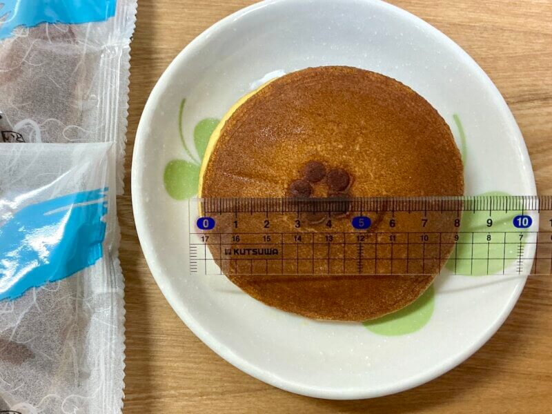 愛媛土産「どら一」の直径を測っている写真