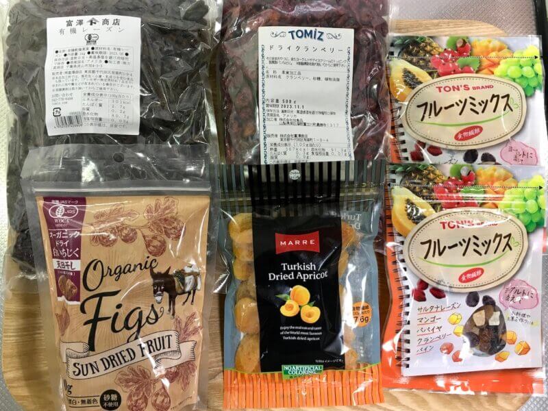 ドライフルーツ洋酒漬けに使う材料2kgを並べたところ