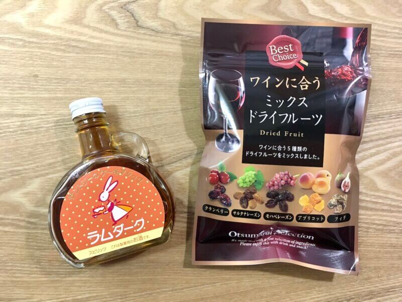 時短で作るドライフルーツ洋酒漬けの材料2つを並べた様子