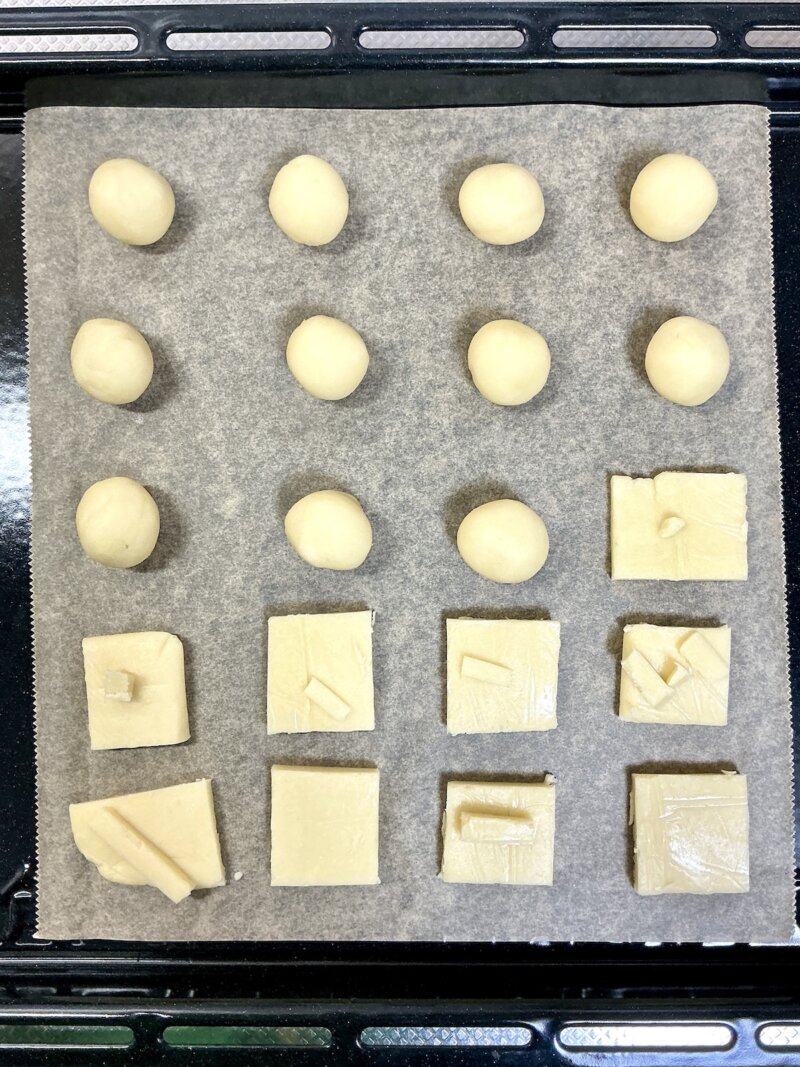 クッキー生地を20個に分割して丸めている途中の様子