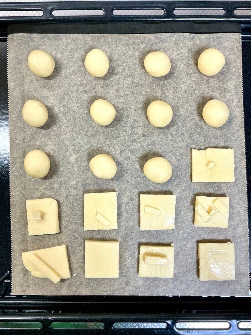 スノーボールクッキー生地を20個に分割して丸めている途中の様子