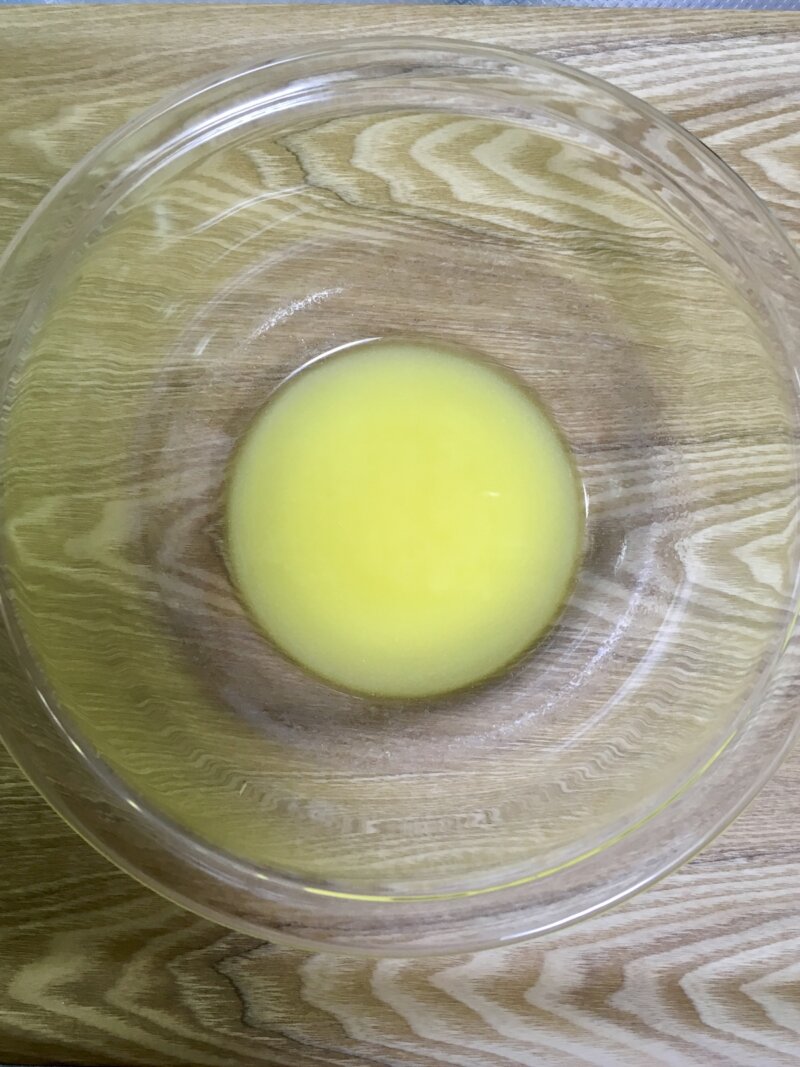 無塩バター50gを電子レンジで溶かして液体になったところ