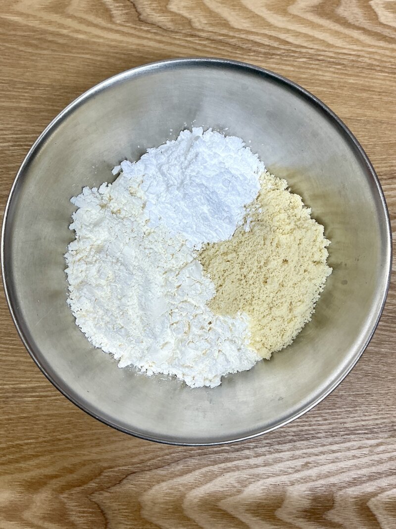 粉砂糖・アーモンドパウダー・薄力粉がボウルに入っている様子
