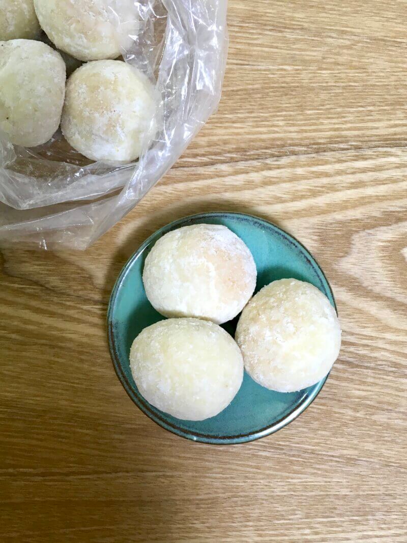 溶けない粉糖をまぶして半日後、溶けた様子のスノーボールクッキーの写真