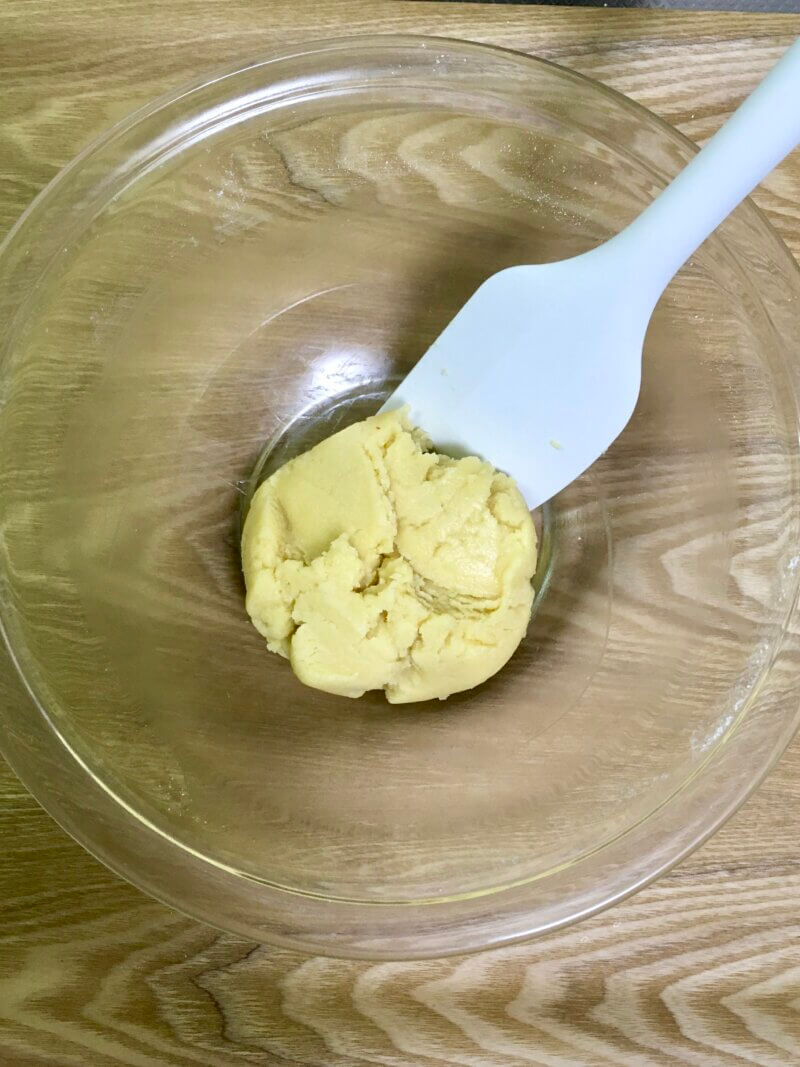 溶かしバターと粉類を混ぜてスノーボールクッキー生地ができたところ