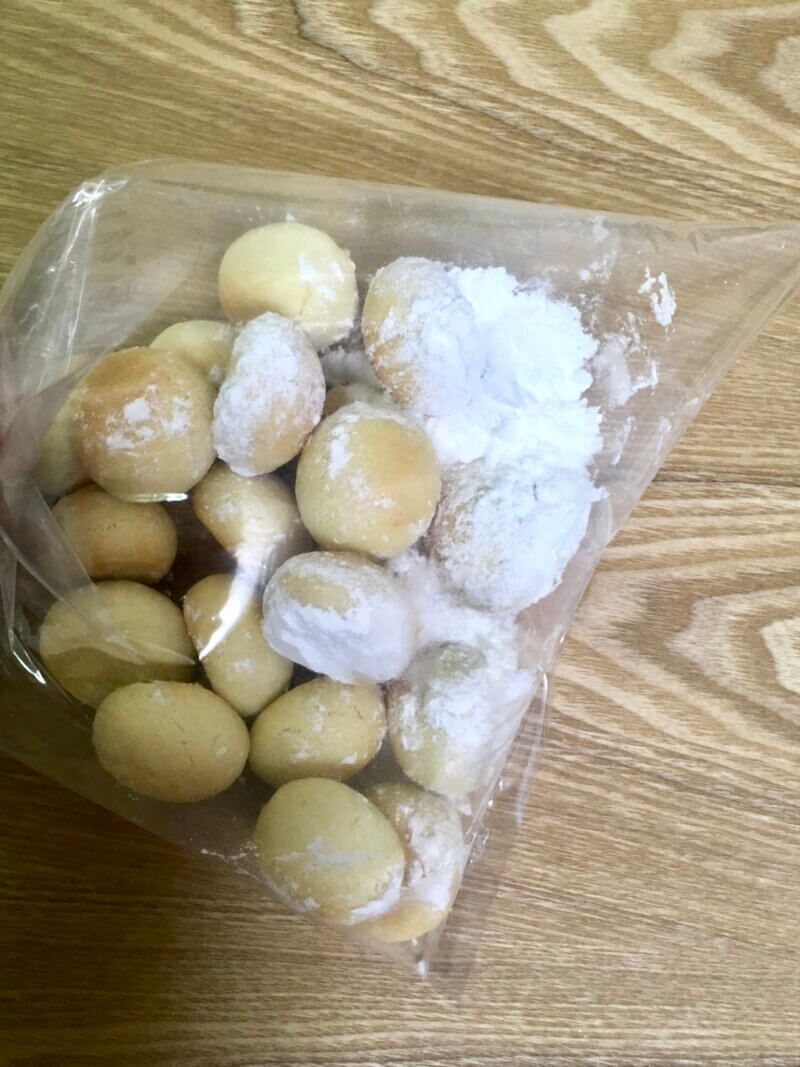 仕上げの粉砂糖をビニール袋に入れて冷ましたスノーボールクッキーと馴染ませているところ