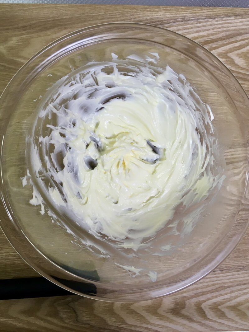 無塩バターと粉砂糖をふんわりするまで混ぜたところ