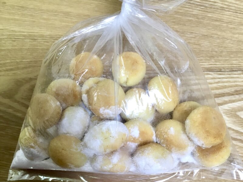 スノーボールクッキーに粉砂糖をまぶしているところ