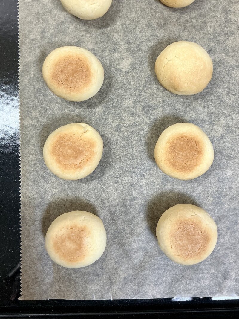 クッキー裏面の焼き色をチェックしているところ