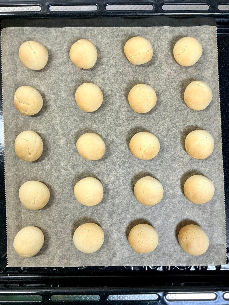 スノーボールクッキーをオーブン160℃で15分焼いたところ