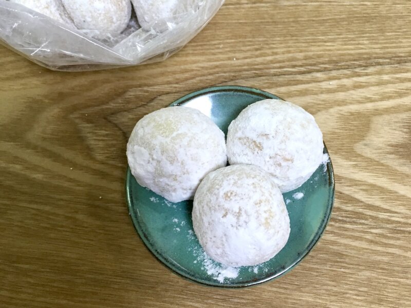 溶けない粉糖をまぶした直後のスノーボールクッキー