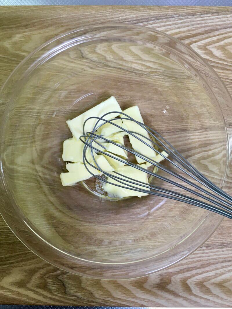 無塩バター50gをホイッパーがスッと入るくらい常温に戻したところ
