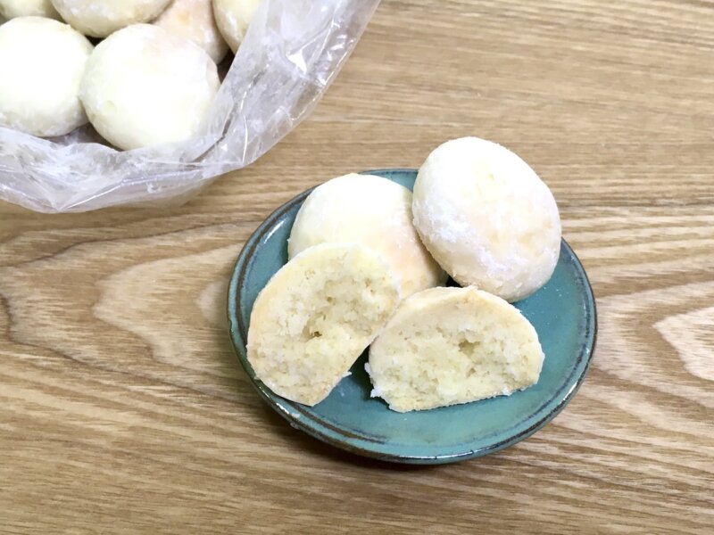 完成したスノーボールクッキーの断面