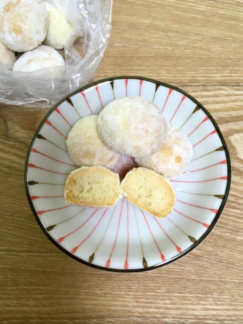 溶かしバターで作ったスノーボールクッキーが完成して盛り付けた写真