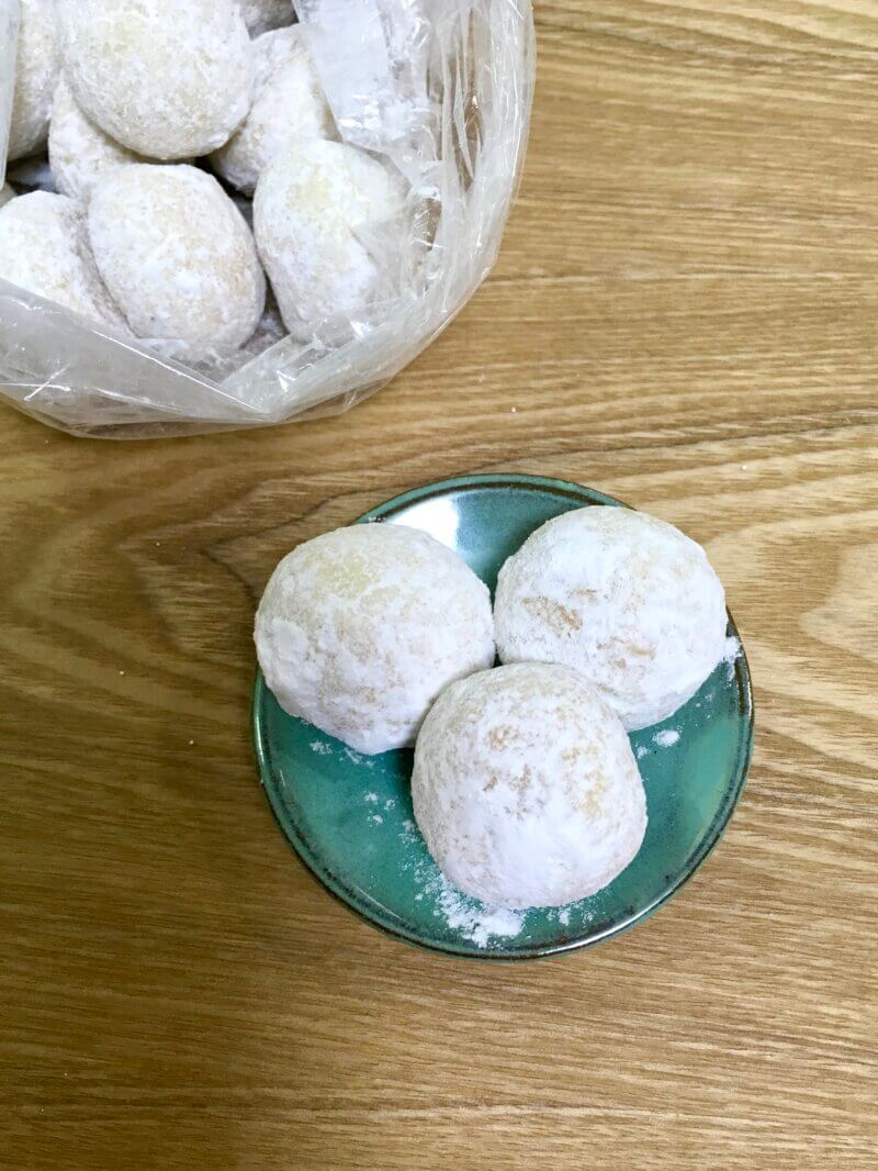 溶けない粉糖をまぶした直後のスノーボールクッキーの写真