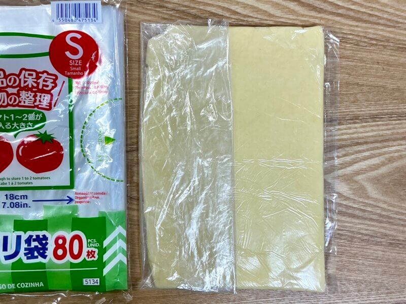 クッキー生地を平たくして冷蔵庫で冷やしている様子