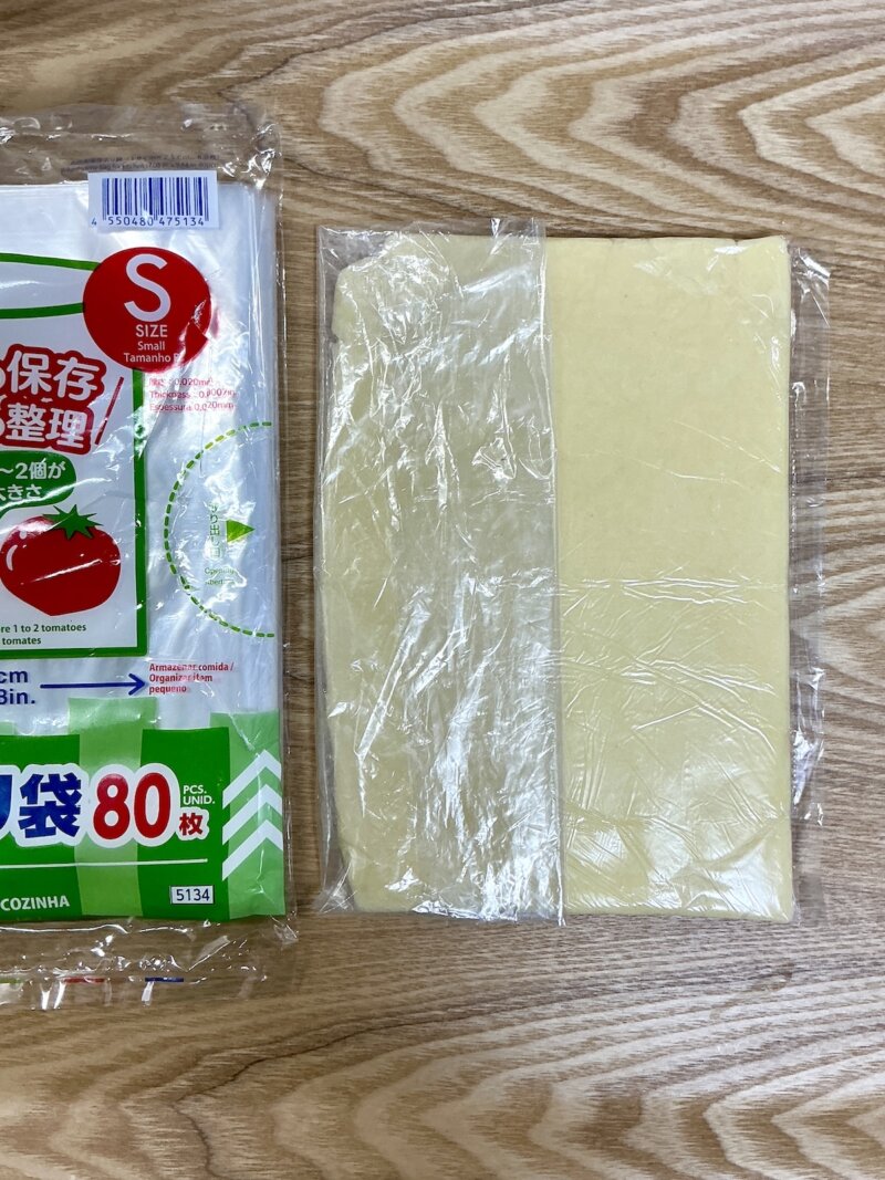 クッキー生地を平たくして冷蔵庫で冷やしている様子