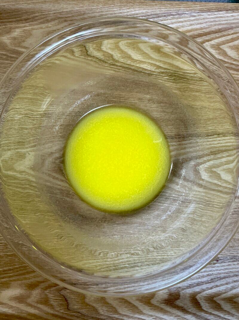 無塩バター50gを電子レンジで加熱して溶かしバターにした様子