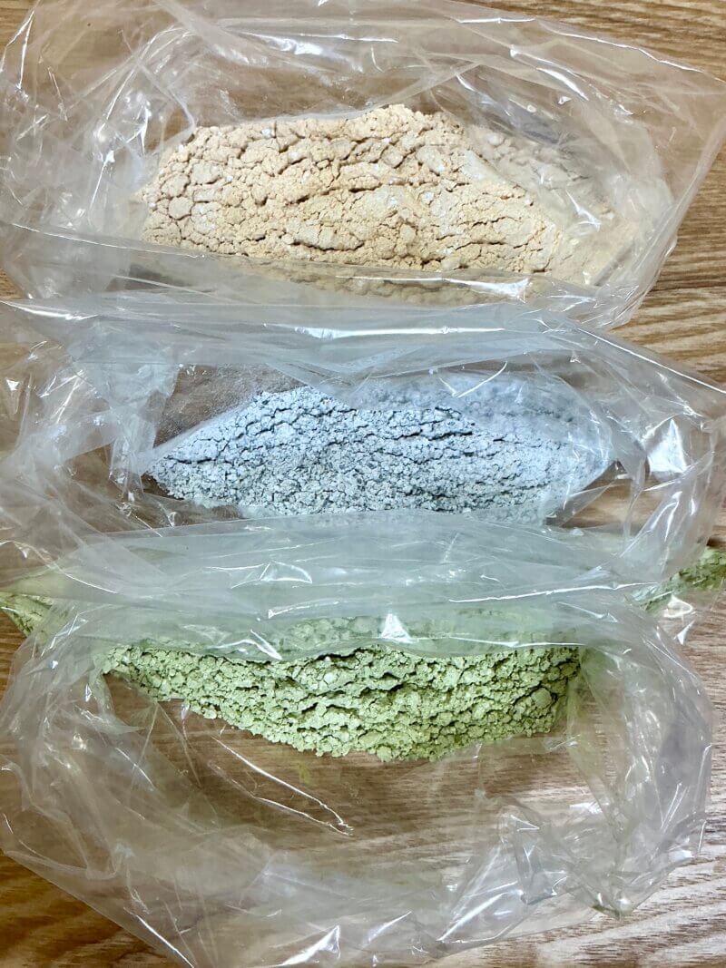 仕上げ用の粉砂糖＋各フレーバーの入ったビニール袋を並べた写真（上からきなこ味・黒ごま味・抹茶味）