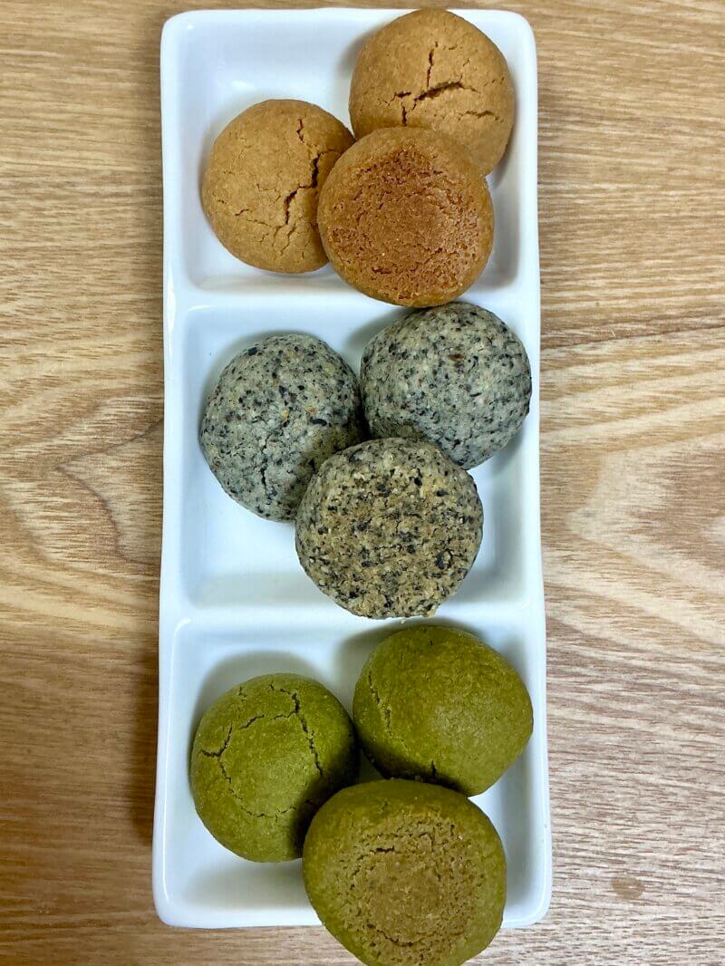 和風味3種のスノーボールクッキーが焼き上がって並べている様子（上からきなこ味・黒ごま味・抹茶味）