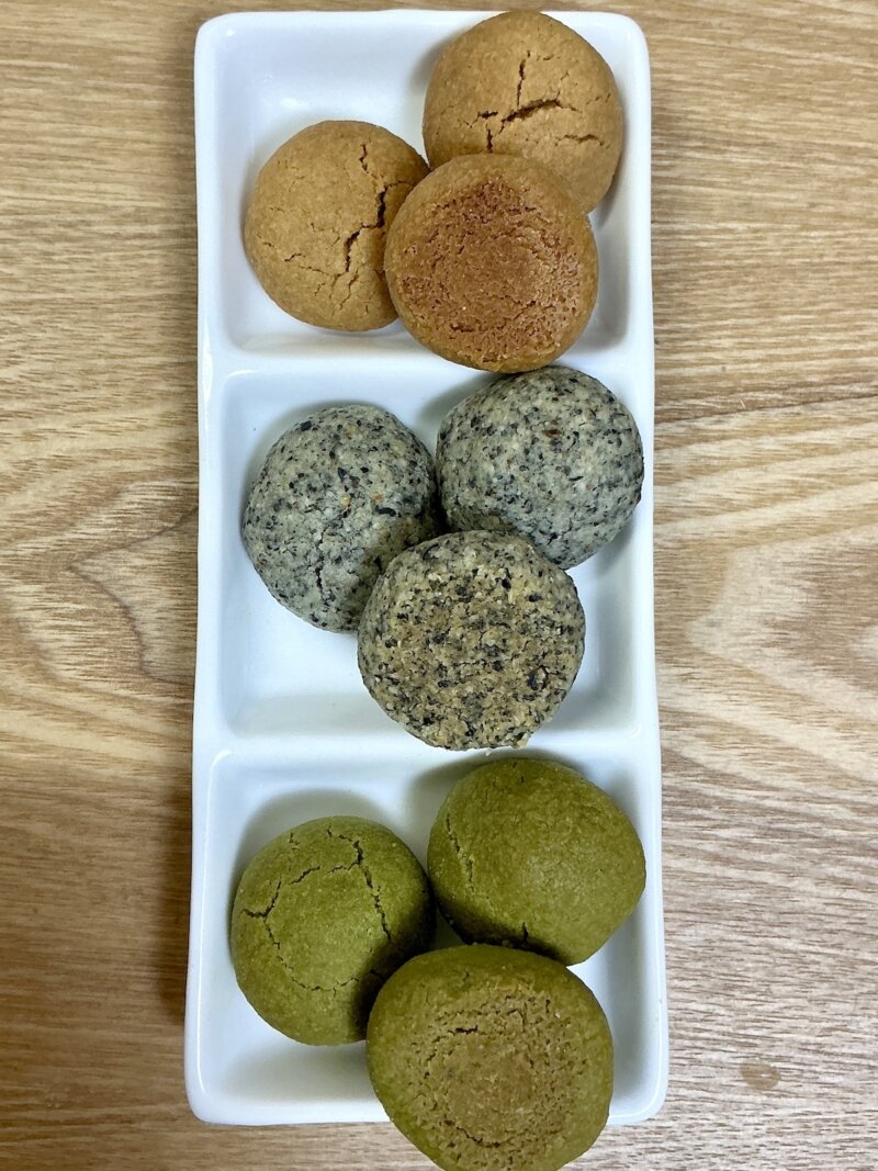 和風スノーボールクッキーを焼いて並べている様子