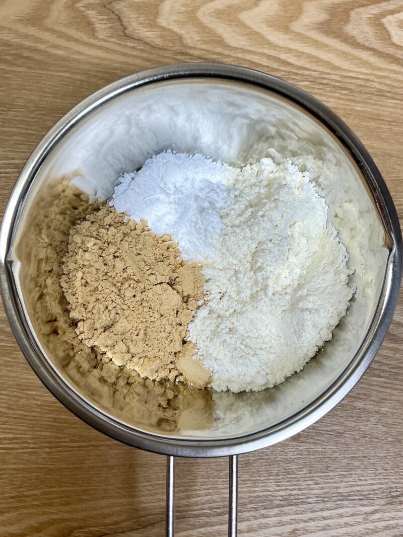 粉類を一つのボウルに入れている様子