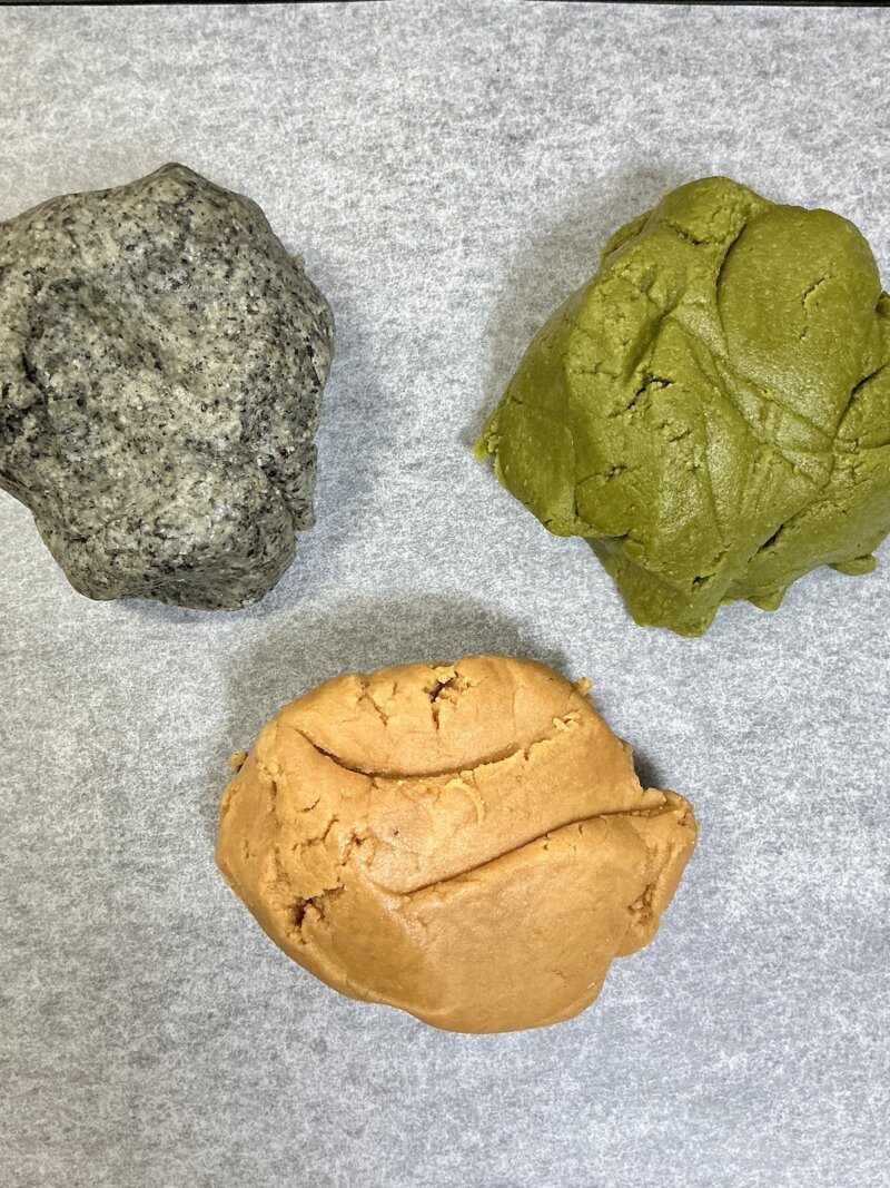 黒ごま・抹茶・きなこ味のスノーボールクッキー生地の出来上がり