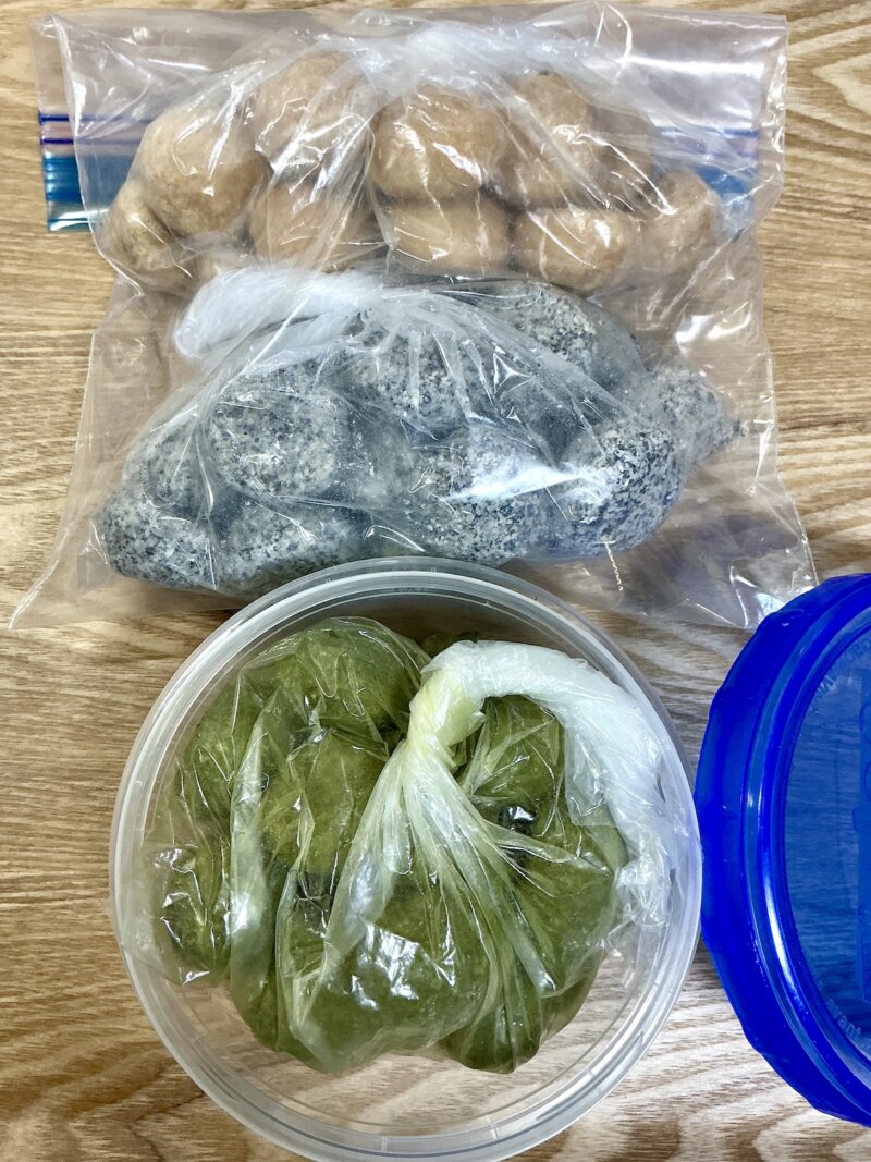 和風スノーボールクッキーを密閉容器に入れて保存している様子