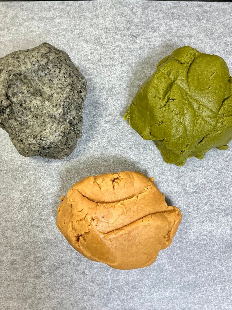 クッキー生地の出来上がり。左上：黒ごま味・右上：抹茶味・中央：きなこ味を並べて撮った写真