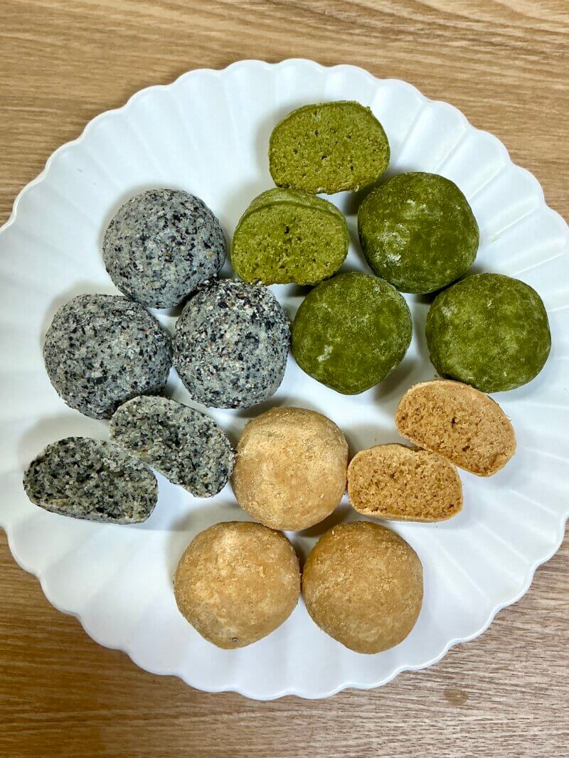 完成した和風スノーボールクッキー3種類（きなこ・黒ごま・抹茶）をお皿に盛り付けている写真