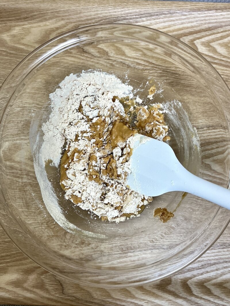 溶かしバターと粉類を混ぜているところ（きなこ味の写真）