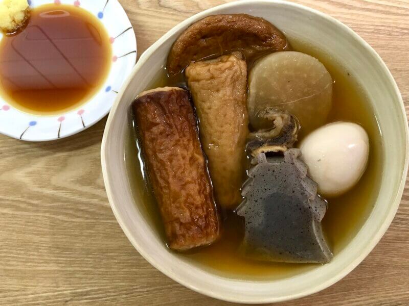 姫路おでんを湯煎で温めてお皿に盛り付けた様子