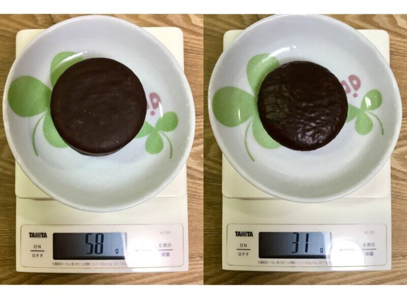 生チョコパイとチョコパイの重さを比べた様子
